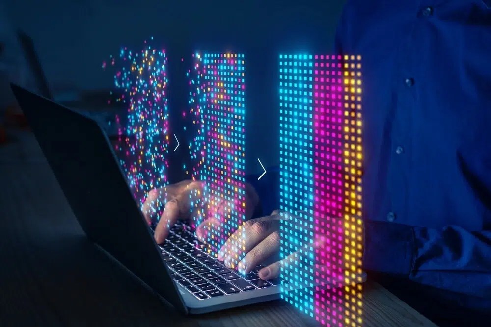 K-Means: Clustering de datos para segmentar audiencias o categorizar contenido.